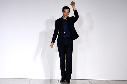 Zac Posen tras finalizar el desfile de su colección primavera/verano 2016 en Nueva York Fashion Week