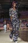 Camiseta y pantalón de estampado floral de la colección de Tommy Hilfiger en la colección primavera/verano 2016 en la Nueva York Fashion Week