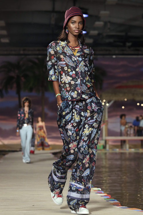 Camiseta y pantalón de estampado floral de la colección de Tommy Hilfiger en la colección primavera/verano 2016 en la Nueva York Fashion Week