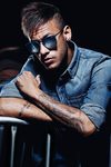 Neymar con la colección Eyewear 2016 de Police