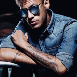Neymar con la colección Eyewear 2016 de Police