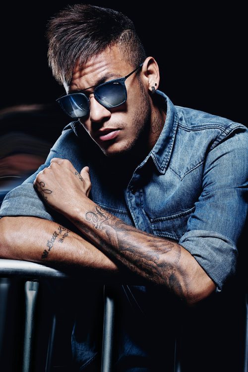 Neymar con la colección Eyewear 2016 de Police