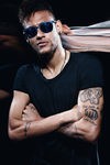 Neymar posando como imagen de la colección Eyewear 2016 de Police