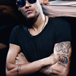 Neymar posando como imagen de la colección Eyewear 2016 de Police