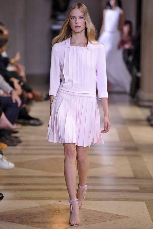 Vestido rosa claro de la colección de primavera/verano 2016 de Carolina Herrera en Nueva York Fashion Week