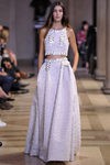 Traje de camisa y falda larga de la colección de primavera/verano 2016 del desfile de Carolina Herrera en la Nueva York Fashion Week