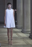 Vestido malva de vuelo de la colección de Carolina Herrera primavera/verano 2016 en la Nueva York Fashion Week