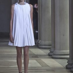 Vestido malva de vuelo de la colección de Carolina Herrera primavera/verano 2016 en la Nueva York Fashion Week
