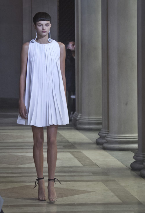 Vestido malva de vuelo de la colección de Carolina Herrera primavera/verano 2016 en la Nueva York Fashion Week