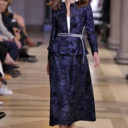 Traje de chaqueta y falda azul marino de la colección de Carolina Herrera primavera/verano 2016 en la Nueva York Fashion Week