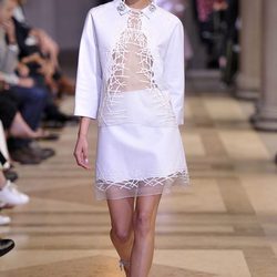 Traje de camisa y falda blanca de la colección de primavera/verano 2016 del desfile de Carolina Herrera en la Nueva York Fashion Week