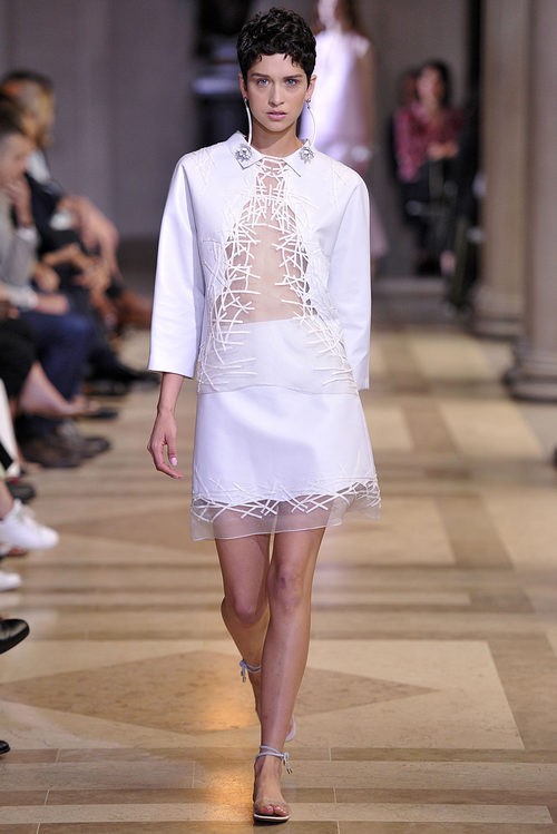 Traje de camisa y falda blanca de la colección de primavera/verano 2016 del desfile de Carolina Herrera en la Nueva York Fashion Week