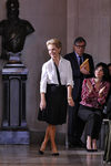 La diseñadora Carolina Herrera al finalizar su desfile de la colección primavera/verano 2016 en la New York Fashion Week