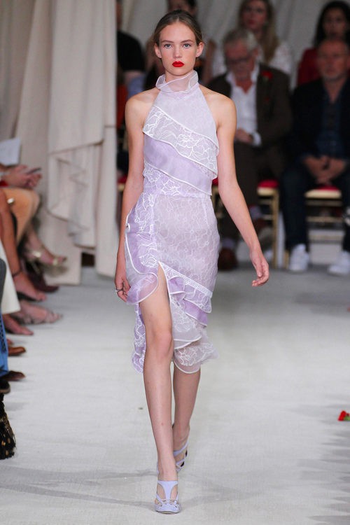 Vestido malva de la colección de primavera/verano 2016 de Oscar de la Renta en Nueva York Fashion Week