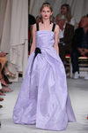 Vestido de noche malva de la colección de primavera/verano 2016 de Oscar de la Renta en Nueva York Fashion Week