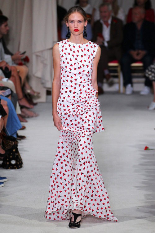 Vestido largo blanco de la colección de primavera/verano 2016 de Oscar de la Renta en Nueva York Fashion Week