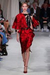 Vestido rojo y negro de la colección de primavera/verano 2016 de Oscar de la Renta en Nueva York Fashion Week