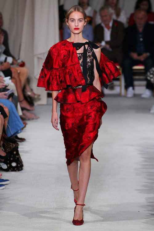 Vestido rojo y negro de la colección de primavera/verano 2016 de Oscar de la Renta en Nueva York Fashion Week