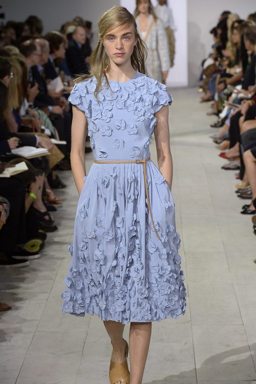 Vestido azul midi de la colección de primavera/verano 2016 de Michael Kors en Nueva York Fashion Week