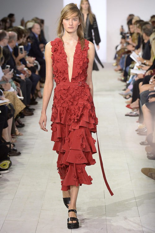 Vestido rojo de la colección de primavera/verano 2016 de Michael Kors en Nueva York Fashion Week