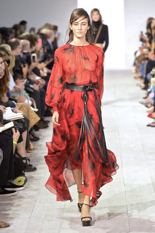 Vestido rojo y negro de la colección de primavera/verano 2016 de Michael Kors en Nueva York Fashion Week