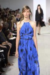 Vestido azul y negro de la colección de primavera/verano 2016 de Michael Kors en Nueva York Fashion Week