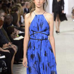 Vestido azul y negro de la colección de primavera/verano 2016 de Michael Kors en Nueva York Fashion Week