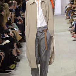 Gabardina beige y pantalon gris de la colección de primavera/verano 2016 de Michael Kors en Nueva York Fashion Week
