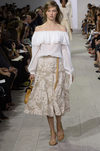 Camisa blanca y falda beige de la colección de primavera/verano 2016 de Michael Kors en Nueva York Fashion Week