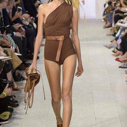 Bañador marrón de la colección de primavera/verano 2016 de Michael Kors en Nueva York Fashion Week