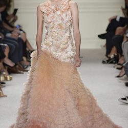 Vestido rosa degradado de la colección de primavera/verano 2016 de Marchesa en Nueva York Fashion Week