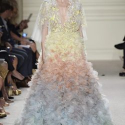 Vestido largo de colores pastel de la colección de primavera/verano 2016 de Marchesa en Nueva York Fashion Week