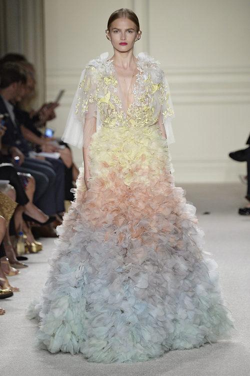 Vestido largo de colores pastel de la colección de primavera/verano 2016 de Marchesa en Nueva York Fashion Week