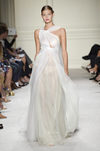 Vestido largo blanco de la colección de primavera/verano 2016 de Marchesa en Nueva York Fashion Week