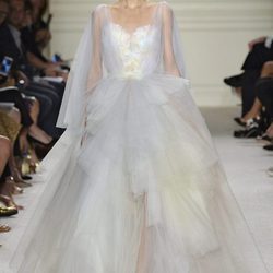 Vestido blanco largo de la colección de primavera/verano 2016 de Marchesa en Nueva York Fashion Week