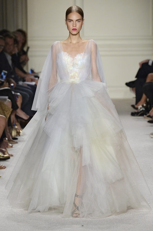 Vestido blanco largo de la colección de primavera/verano 2016 de Marchesa en Nueva York Fashion Week