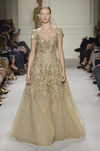 Vestido dorado largo de la colección de primavera/verano 2016 de Marchesa en Nueva York Fashion Week
