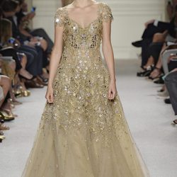 Vestido dorado largo de la colección de primavera/verano 2016 de Marchesa en Nueva York Fashion Week