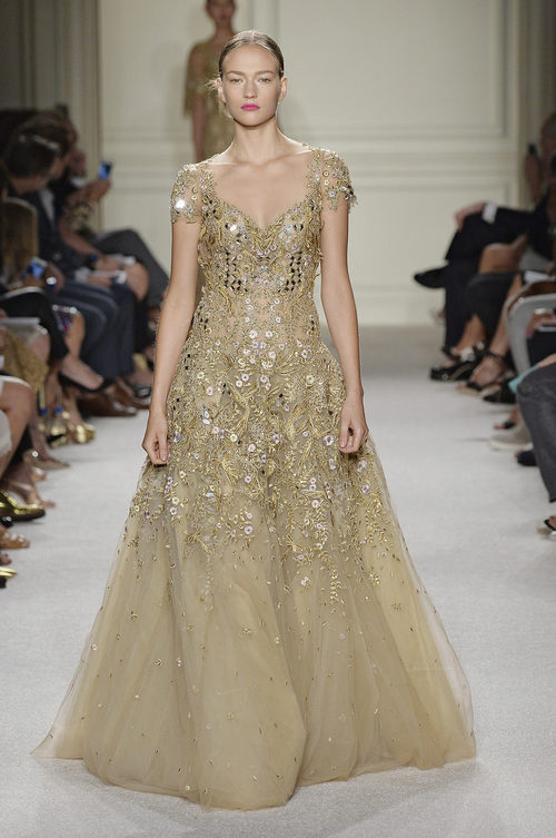 Vestido dorado largo de la colección de primavera/verano 2016 de Marchesa en Nueva York Fashion Week