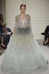 Vestido largo azul degradado de la colección de primavera/verano 2016 de Marchesa en Nueva York Fashion Week