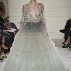 Vestido largo azul degradado de la colección de primavera/verano 2016 de Marchesa en Nueva York Fashion Week