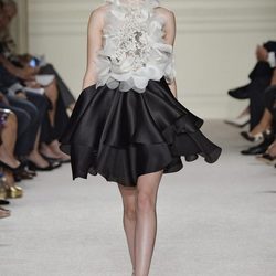 Vestido blanco y negro de la colección de primavera/verano 2016 de Marchesa en Nueva York Fashion Week