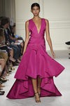 Vestido fucsia largo de la colección de primavera/verano 2016 de Marchesa en Nueva York Fashion Week