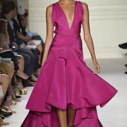 Vestido fucsia largo de la colección de primavera/verano 2016 de Marchesa en Nueva York Fashion Week