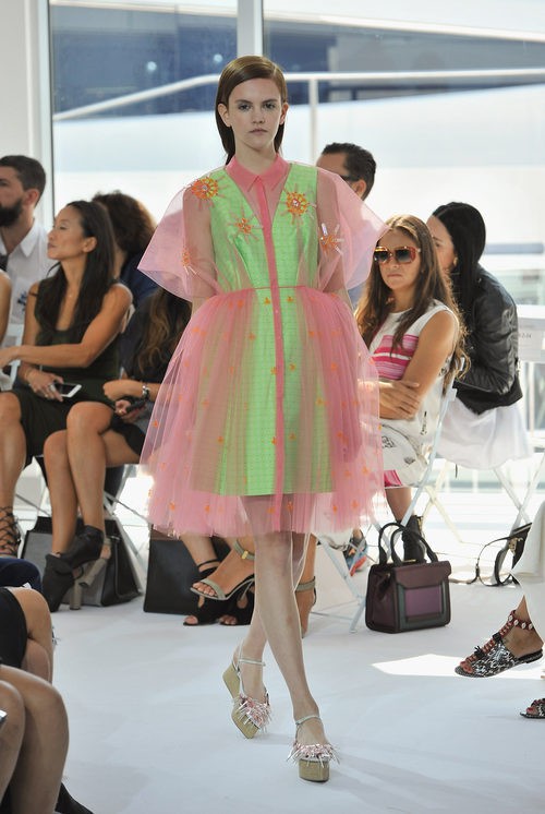 Vestido verde y rosa de la colección de primavera/verano 2016 de Jesús del Pozo en Nueva York Fashion Week