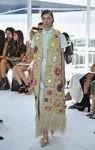 Vestido azul con chaleco largo de la colección de primavera/verano 2016 de Jesus del Pozo en Nueva York Fashion Week