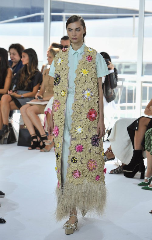 Vestido azul con chaleco largo de la colección de primavera/verano 2016 de Jesus del Pozo en Nueva York Fashion Week