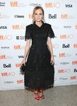 Diane Kruger de negro y sandalias rojas