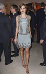 La Reina Letizia con un vestido grisáceo de manga corta y brillantes en su viaje oficial a Estados Unidos