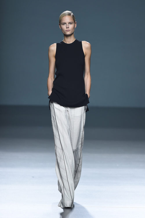 Conjunto negro y gris de Ángel Schlesser para primavera/verano 2015 en Madrid Fashion Week